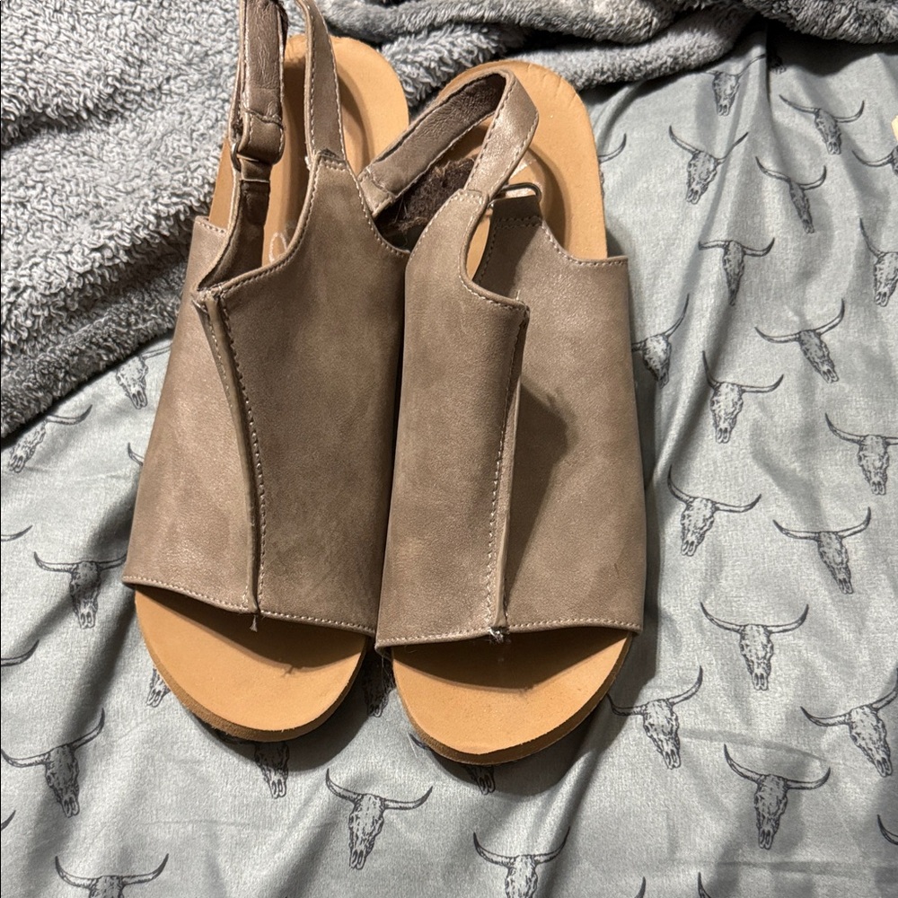 Very G Women's Tan Sandals